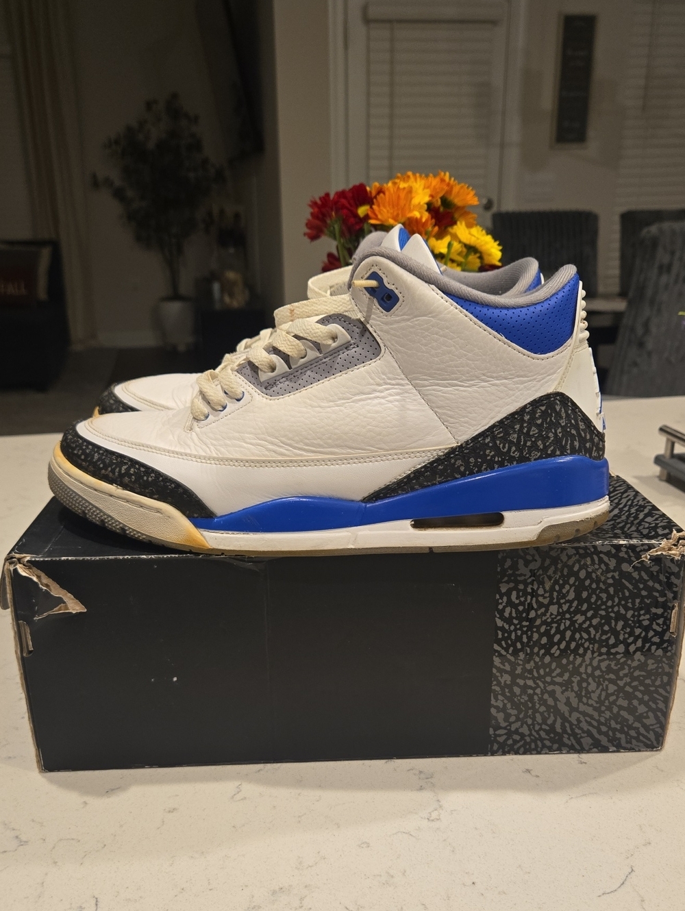 Jordan Men's White, Blue and Black Retro Basketball Sneakers